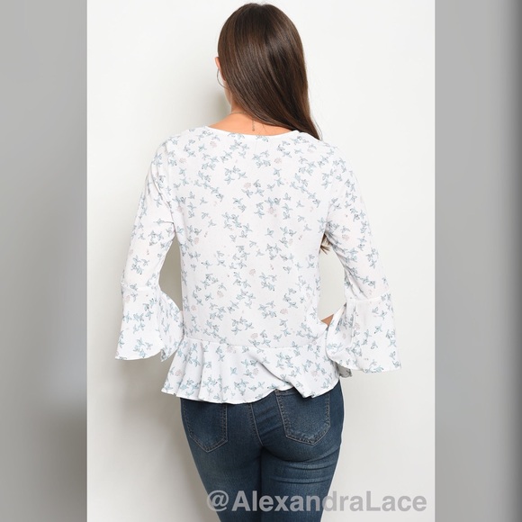 LAST 1 💕Floral Top W/ Bell Sleeves💕 - Picture 2 of 2